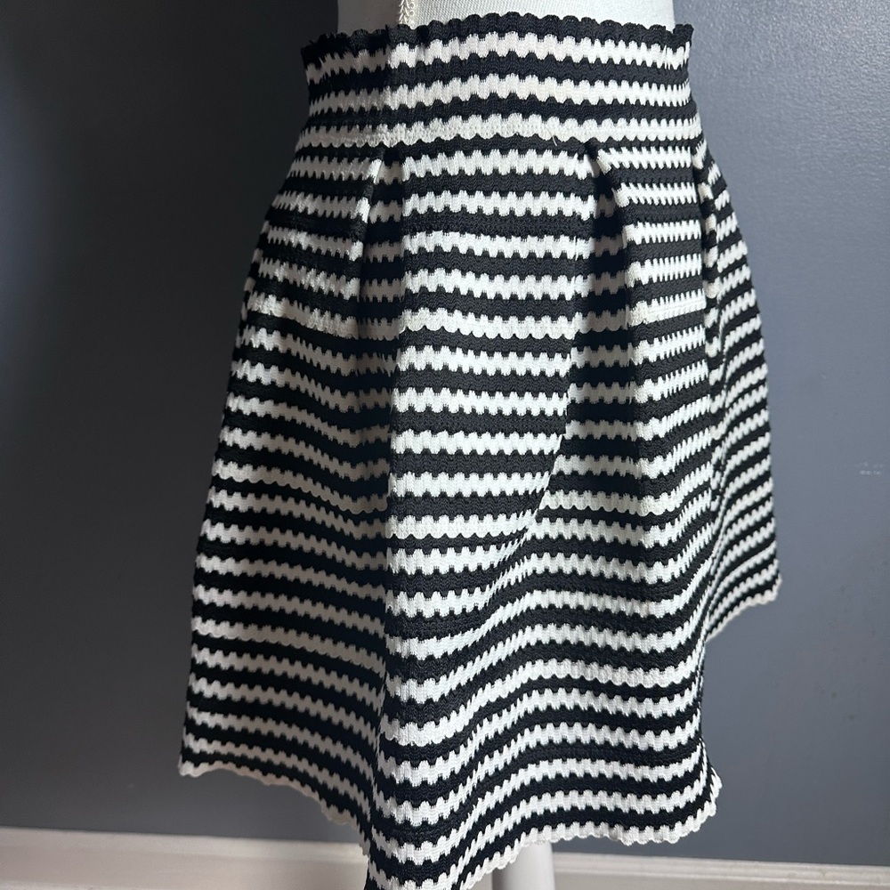 Express Box Pleated Structured Skirt Size Small - image 3